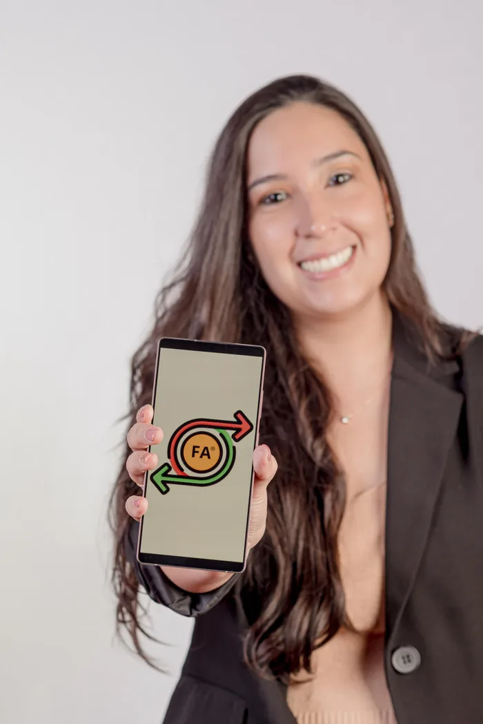 Julieta mostrando la aplicación de Finanzas Alineadas en el celular
